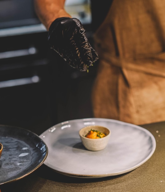 closeup bucatar pregatind farfurie